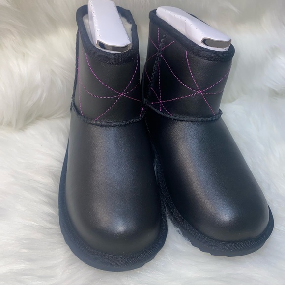 UGG Classic boots kids size 3 New In Box - Picture 2 of 14